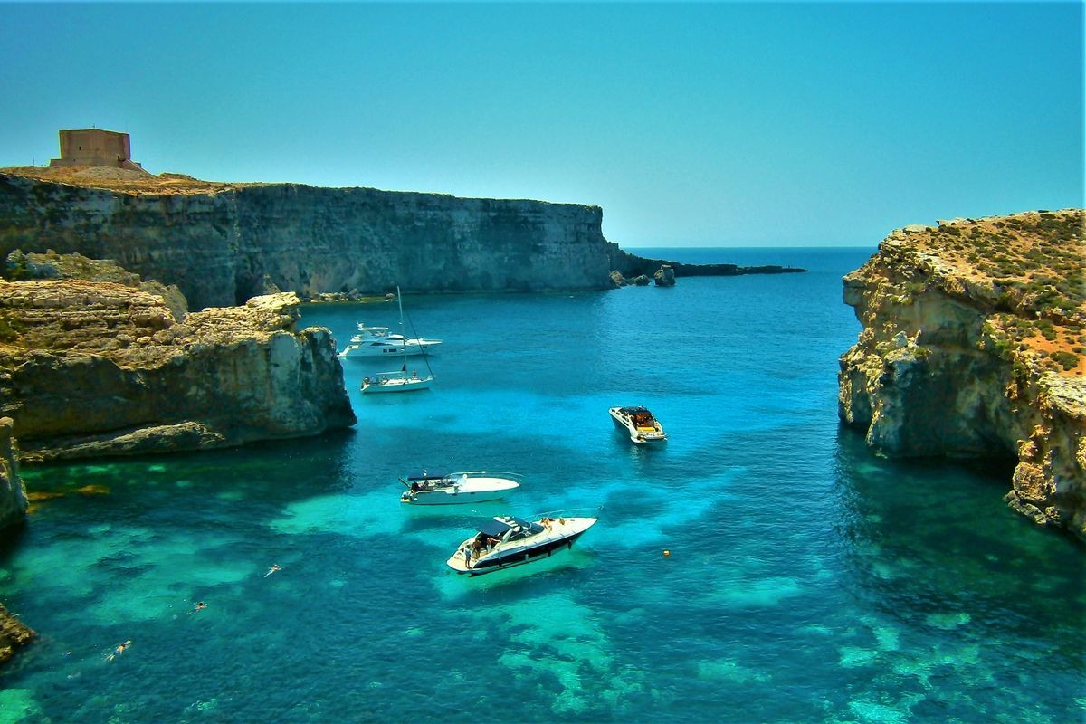 Barcos fondeados en bahía en Mallorca