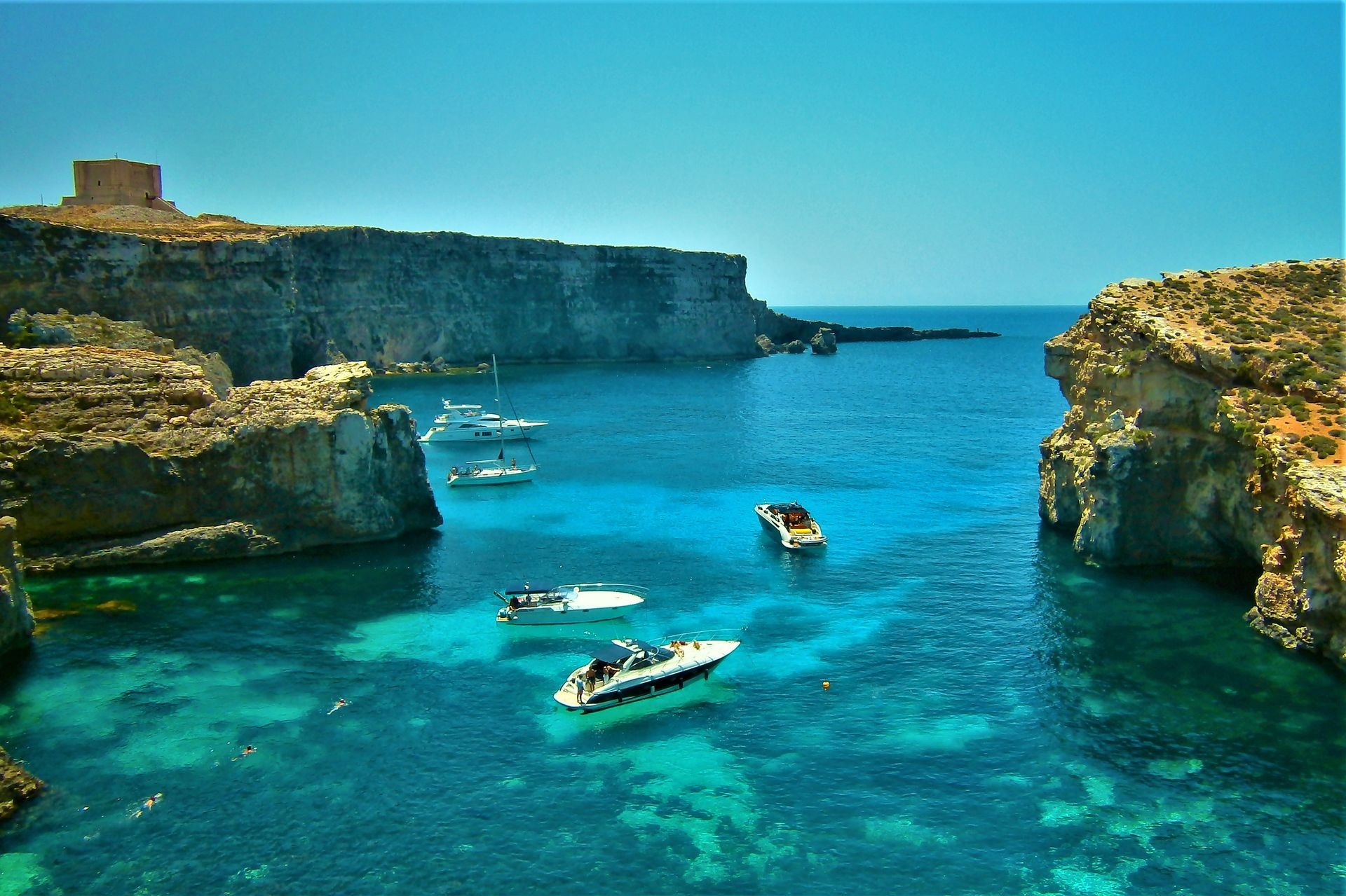 Boote vor Anker in der Bucht der berühmten Blauen Lagune auf Mallorca