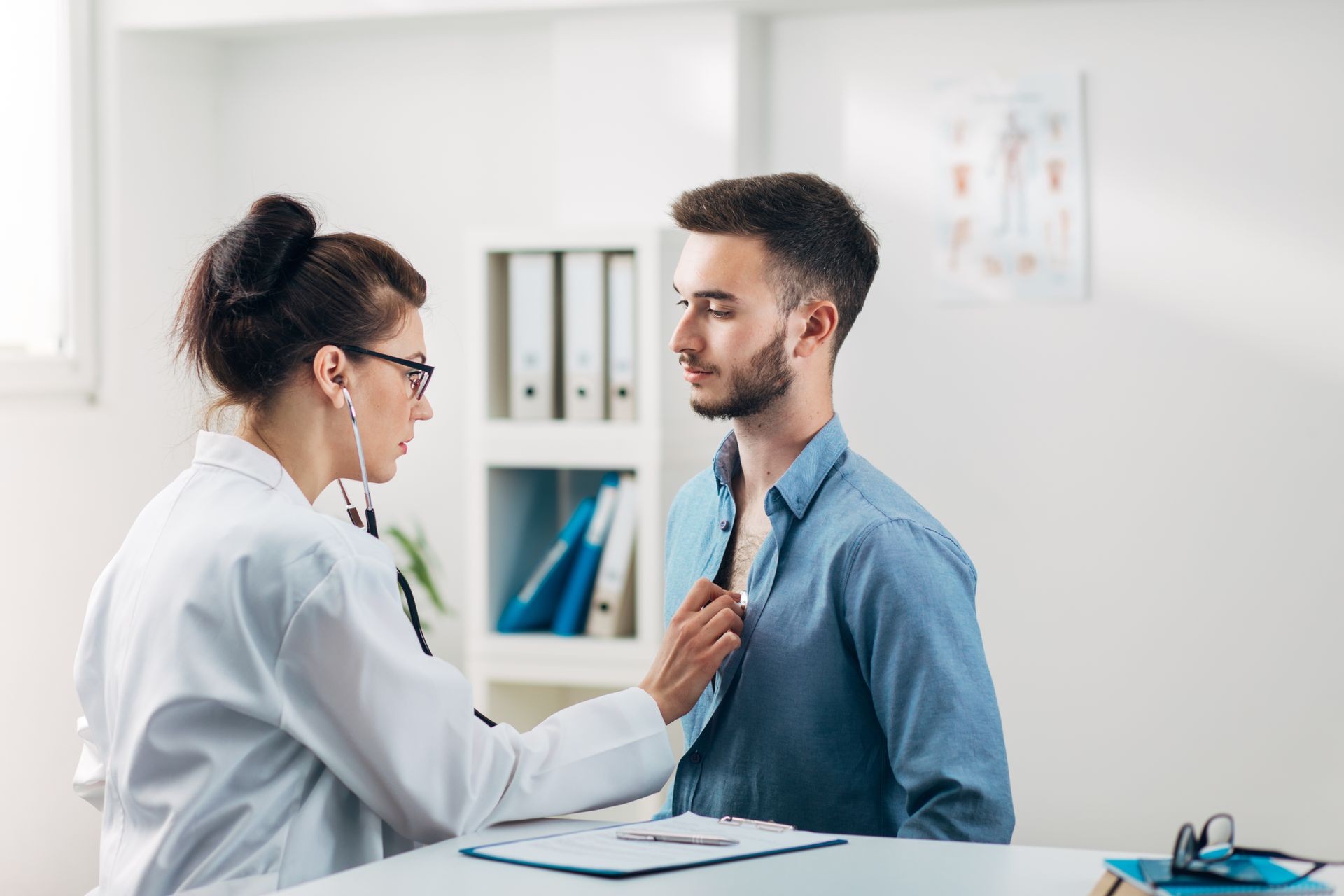 Paciente haciéndose un Chequeo de Tórax en Clínica Médica Doctor Balear