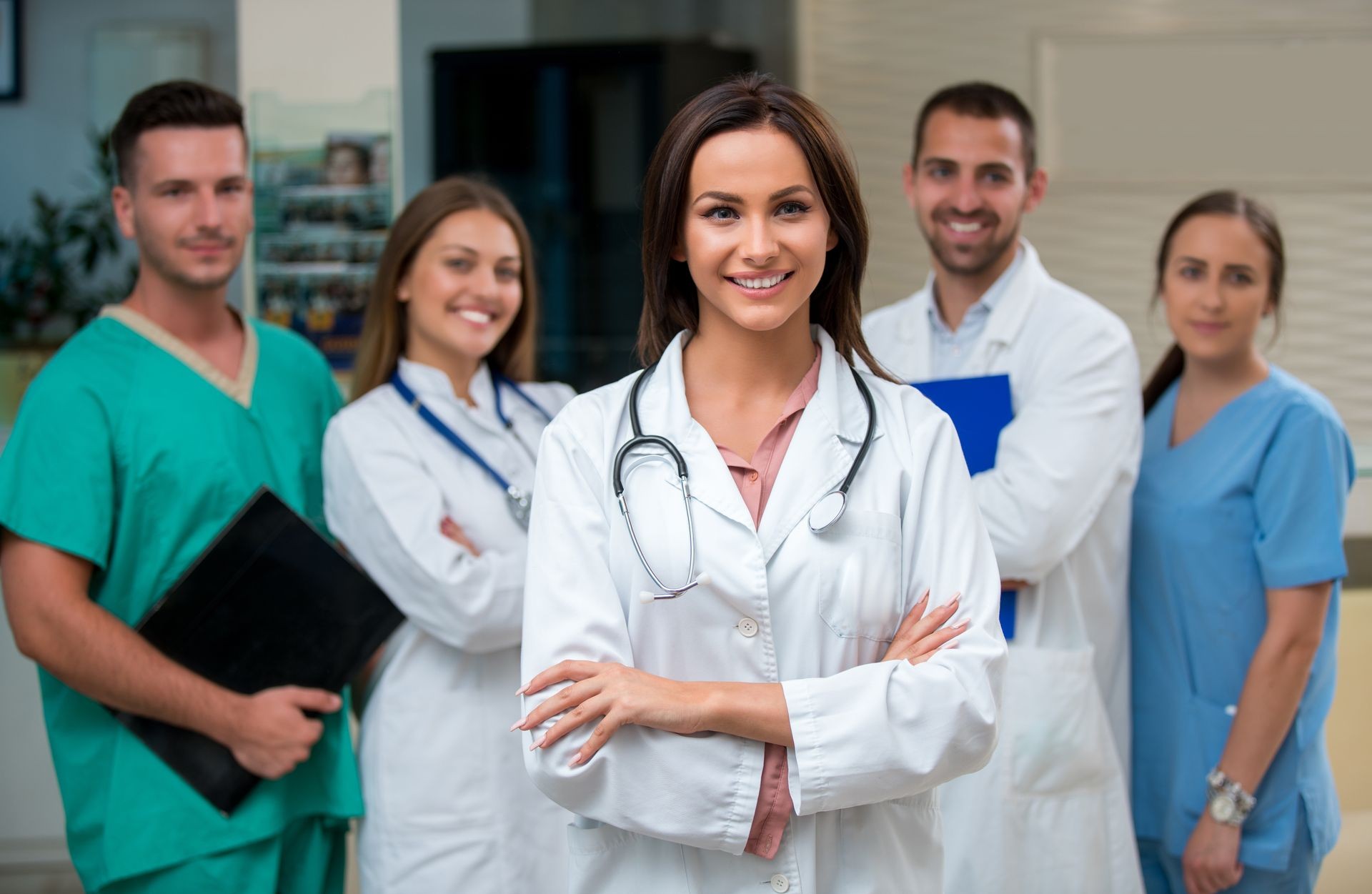 clinica medica, doctores, cuidado de la salud y concepto de medicina - alegre grupo de medicos o doctores en un hospital